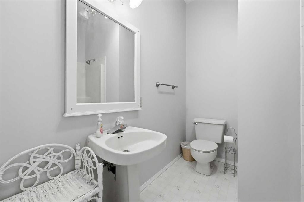 8 Sydney Close, Red Deer, AB - Indoor Photo Showing Bathroom