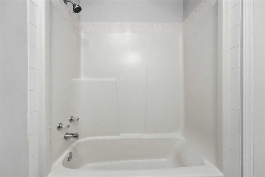 8 Sydney Close, Red Deer, AB - Indoor Photo Showing Bathroom
