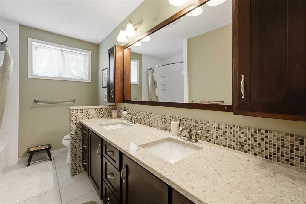 8 Sydney Close, Red Deer, AB - Indoor Photo Showing Bathroom