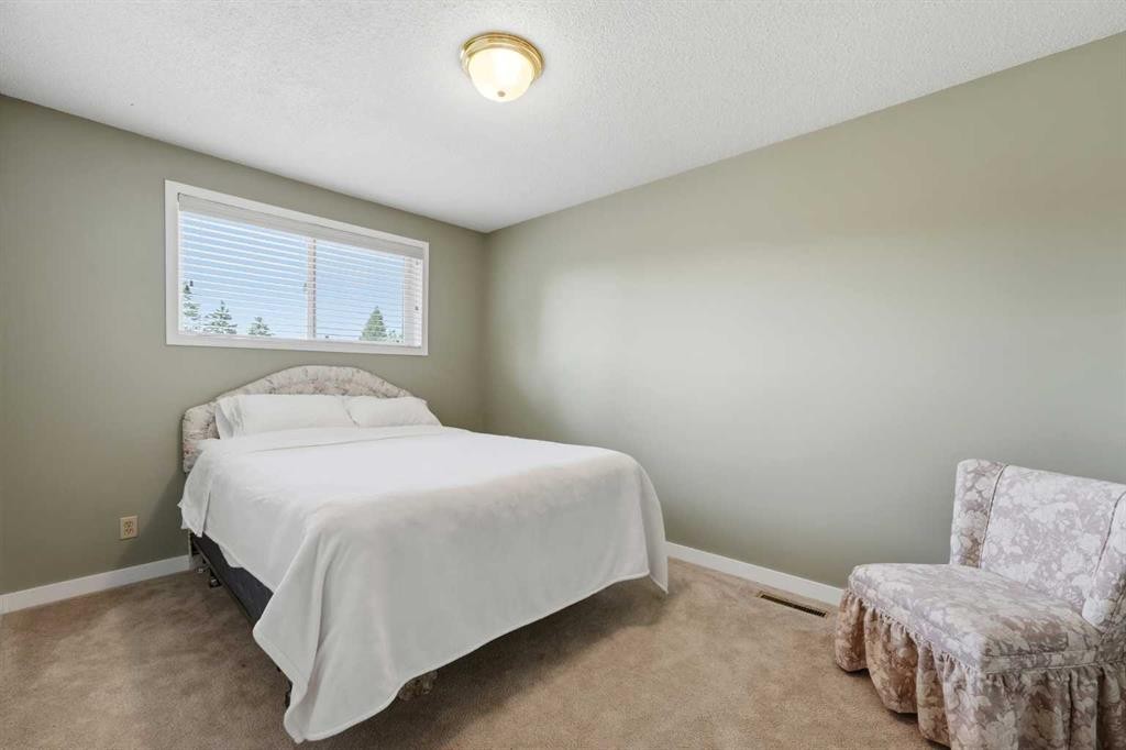 8 Sydney Close, Red Deer, AB - Indoor Photo Showing Bedroom
