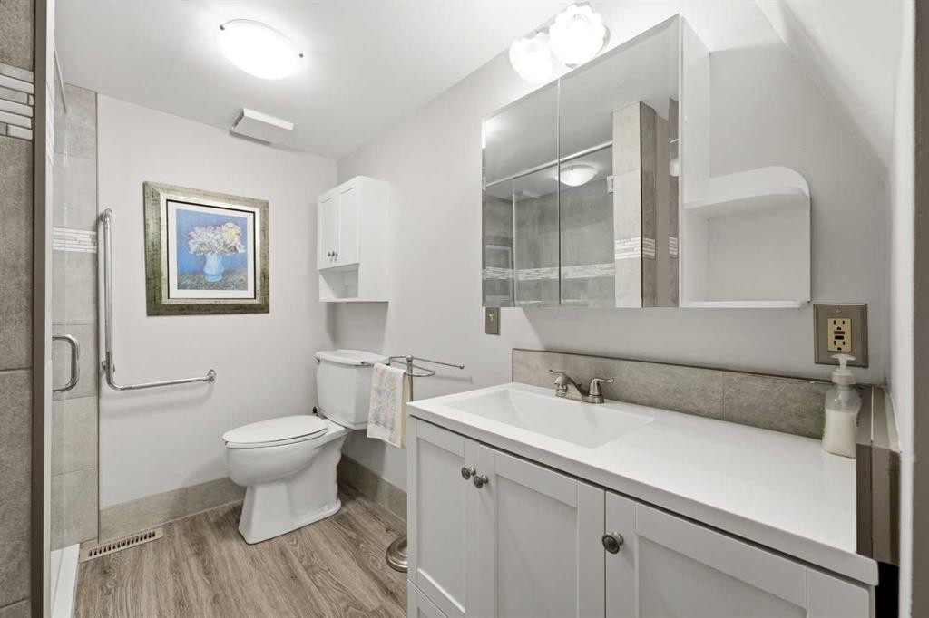 8 Sydney Close, Red Deer, AB - Indoor Photo Showing Bathroom