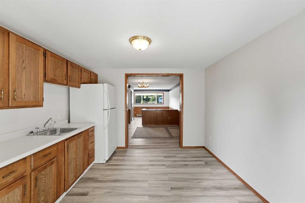 8 Sydney Close, Red Deer, AB - Indoor Photo Showing Kitchen
