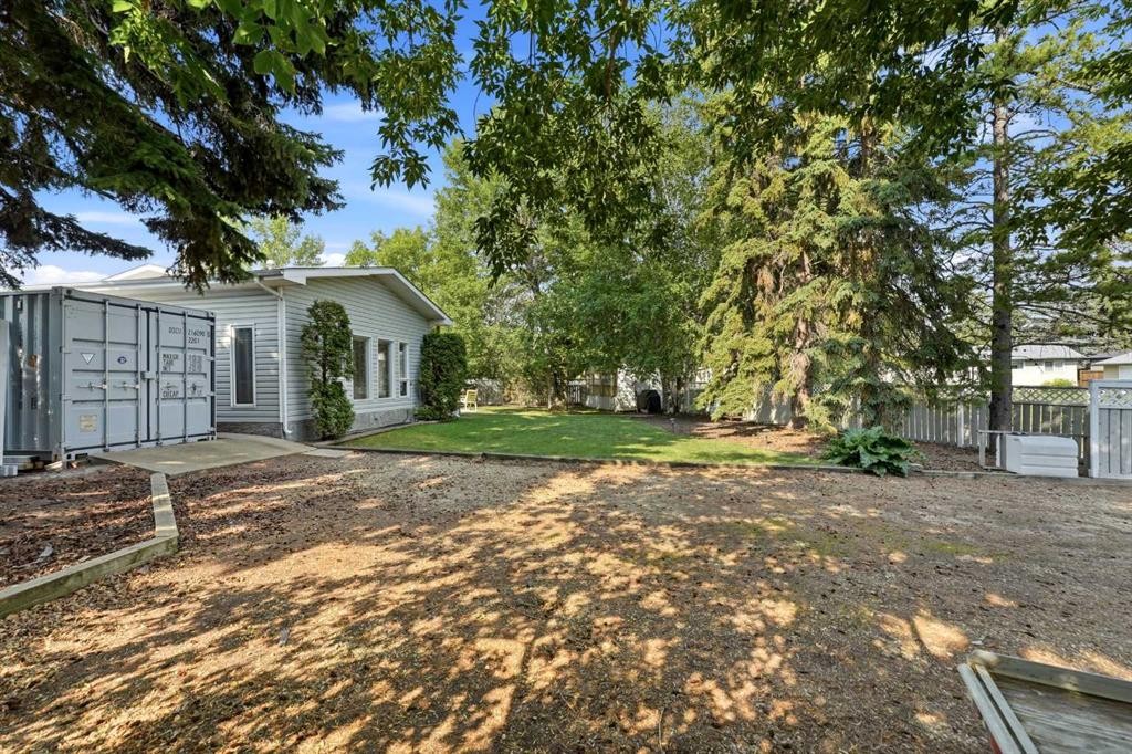8 Sydney Close, Red Deer, AB - Outdoor