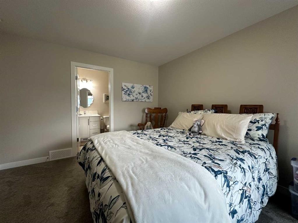 95 Golden Crescent, Red Deer, AB - Indoor Photo Showing Bedroom