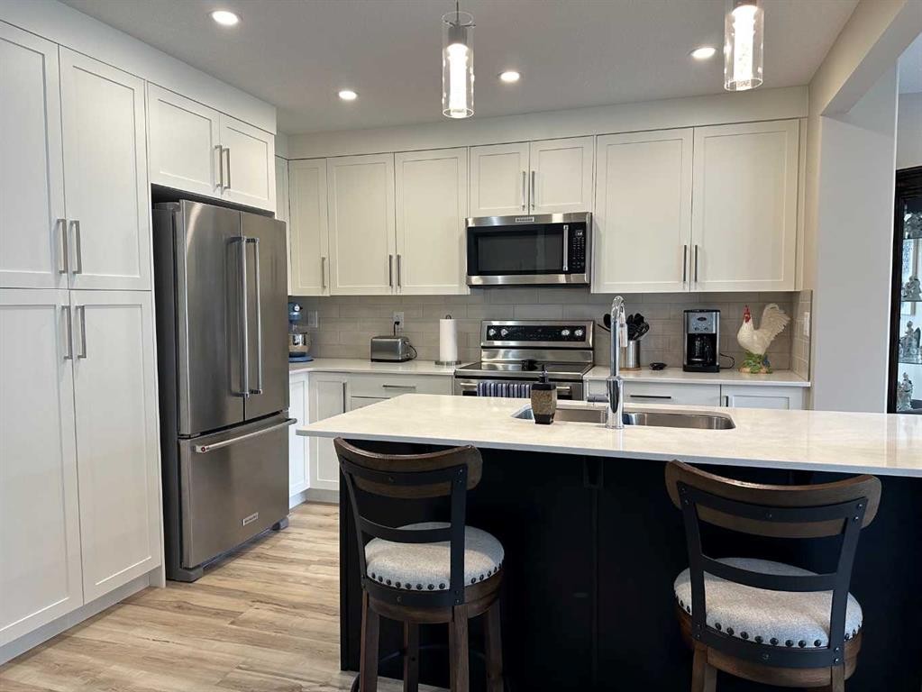 95 Golden Crescent, Red Deer, AB - Indoor Photo Showing Kitchen With Stainless Steel Kitchen With Double Sink With Upgraded Kitchen