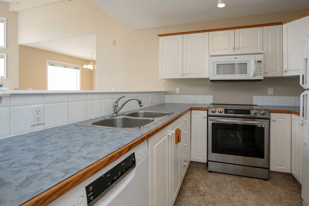 409-6118 53 Avenue, Red Deer, AB - Indoor Photo Showing Kitchen With Double Sink