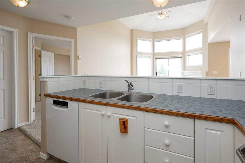 409-6118 53 Avenue, Red Deer, AB - Indoor Photo Showing Kitchen With Double Sink