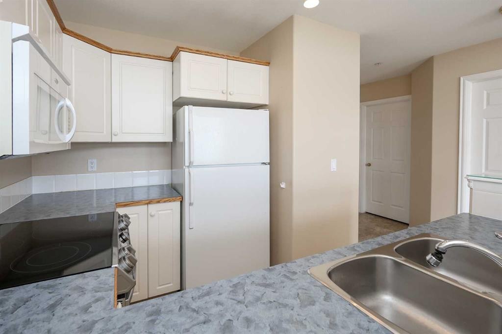 409-6118 53 Avenue, Red Deer, AB - Indoor Photo Showing Kitchen With Double Sink