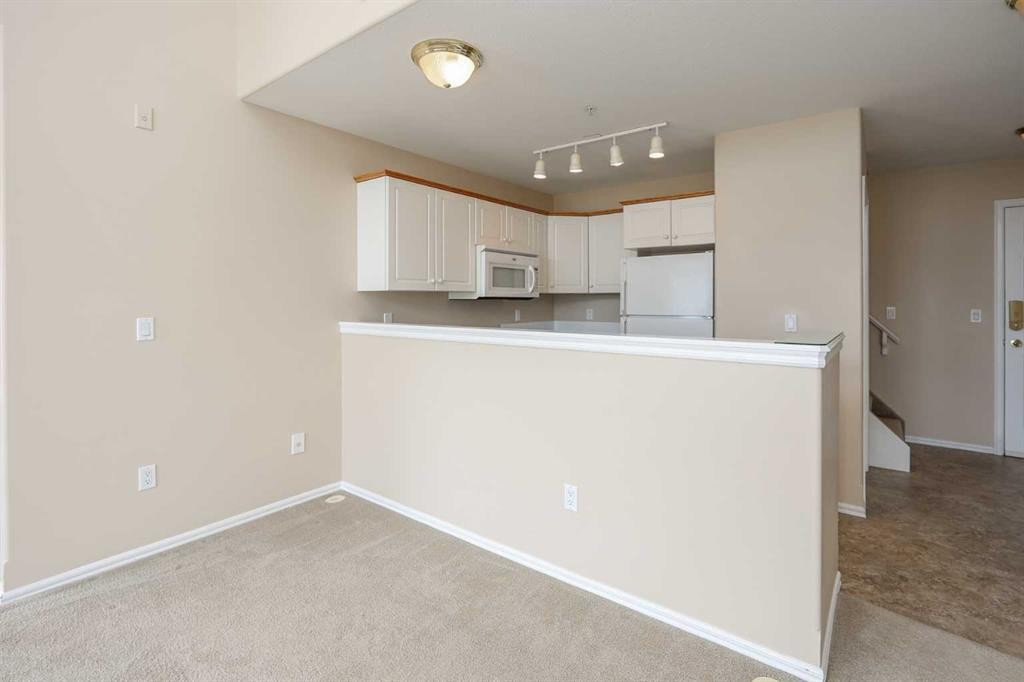 409-6118 53 Avenue, Red Deer, AB - Indoor Photo Showing Kitchen