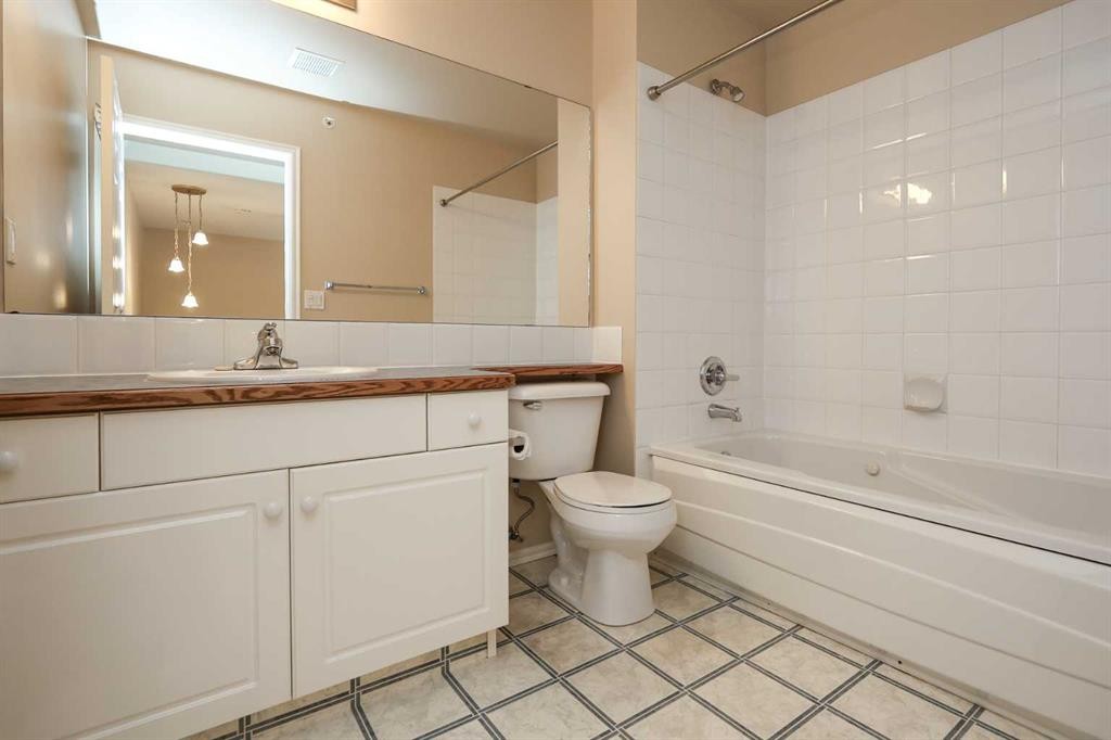 409-6118 53 Avenue, Red Deer, AB - Indoor Photo Showing Bathroom