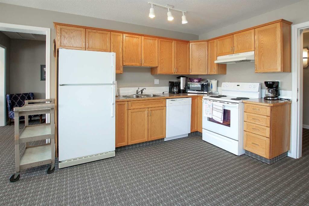409-6118 53 Avenue, Red Deer, AB - Indoor Photo Showing Kitchen With Double Sink
