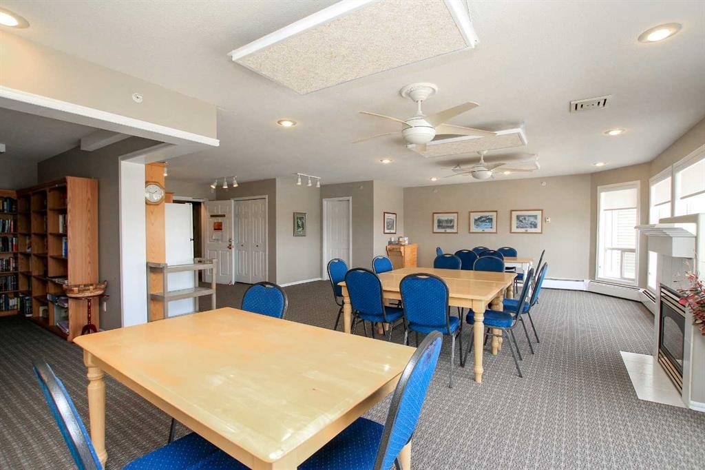 409-6118 53 Avenue, Red Deer, AB - Indoor Photo Showing Dining Room