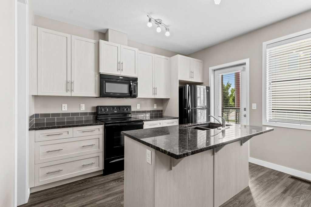 702-125 Caribou Crescent, Red Deer, AB - Indoor Photo Showing Kitchen