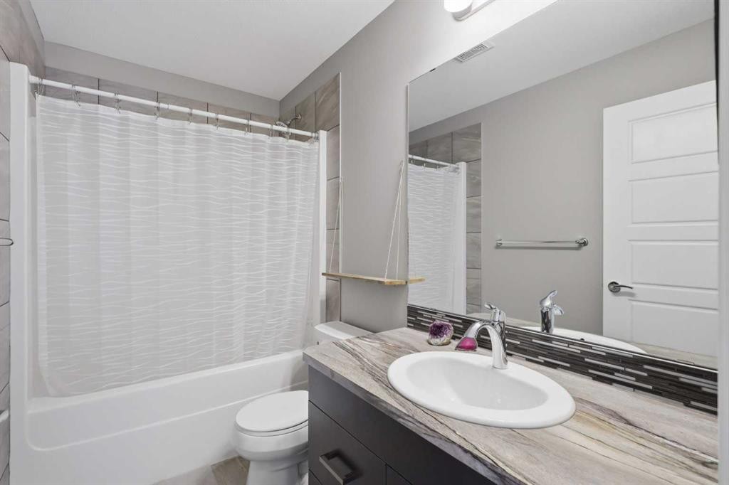 9 Hampton Crescent, Sylvan Lake, AB - Indoor Photo Showing Bathroom