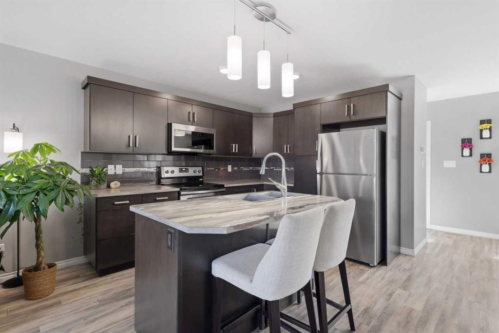 9 Hampton Crescent, Sylvan Lake, AB - Indoor Photo Showing Kitchen With Upgraded Kitchen