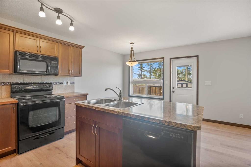 92 Ireland Crescent, Red Deer, AB - Indoor Photo Showing Kitchen With Double Sink