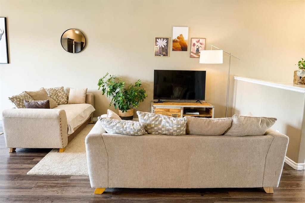 63 Hawkridge Boulevard, Penhold, AB - Indoor Photo Showing Living Room