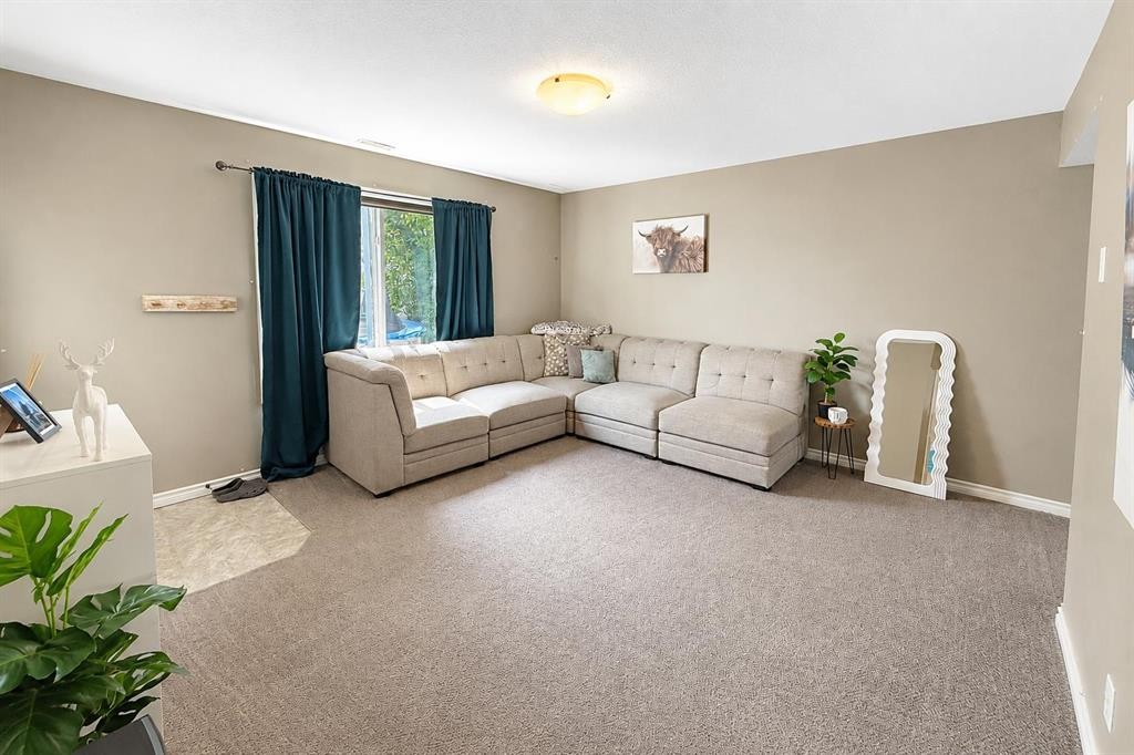 63 Hawkridge Boulevard, Penhold, AB - Indoor Photo Showing Living Room