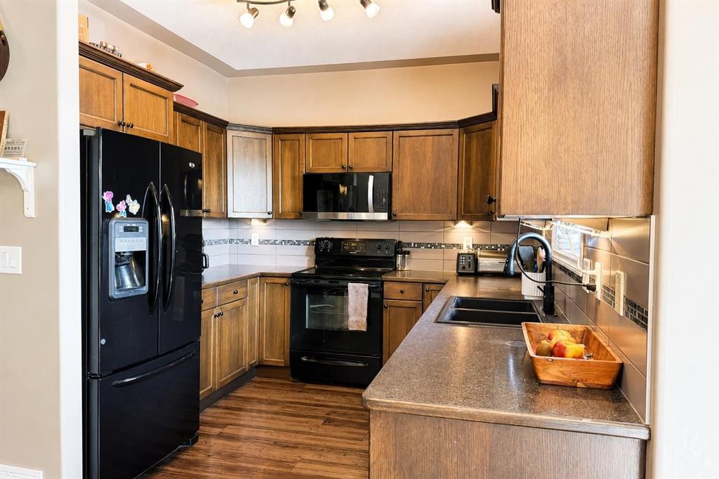 63 Hawkridge Boulevard, Penhold, AB - Indoor Photo Showing Kitchen With Double Sink