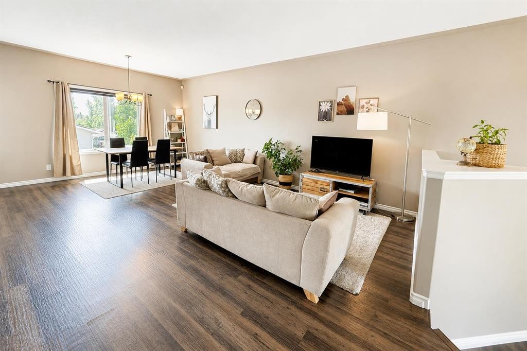 63 Hawkridge Boulevard, Penhold, AB - Indoor Photo Showing Living Room