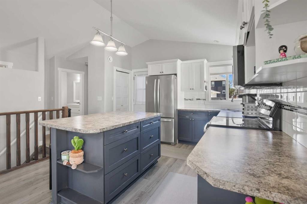 3 Taylor Drive, Lacombe, AB - Indoor Photo Showing Kitchen With Upgraded Kitchen