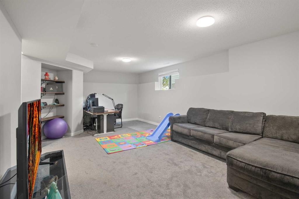 3 Taylor Drive, Lacombe, AB - Indoor Photo Showing Living Room
