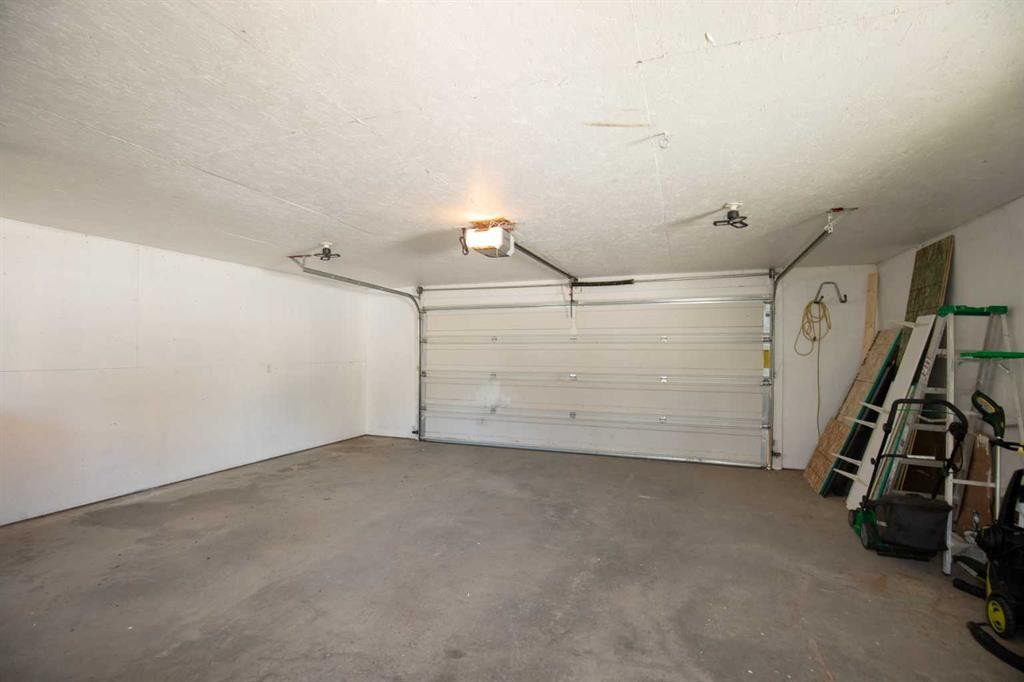 3 Taylor Drive, Lacombe, AB - Indoor Photo Showing Garage