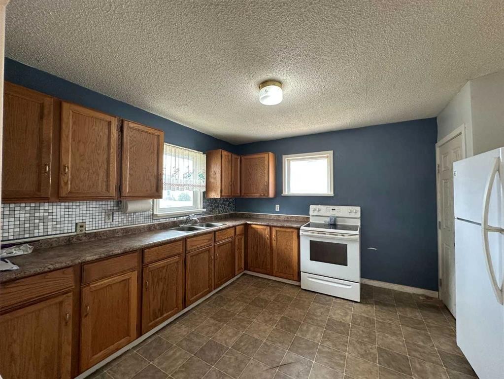 5010 44 Avenue, Ponoka, AB - Indoor Photo Showing Kitchen With Double Sink