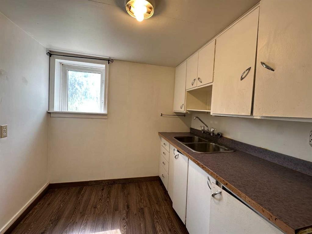 5010 44 Avenue, Ponoka, AB - Indoor Photo Showing Kitchen With Double Sink