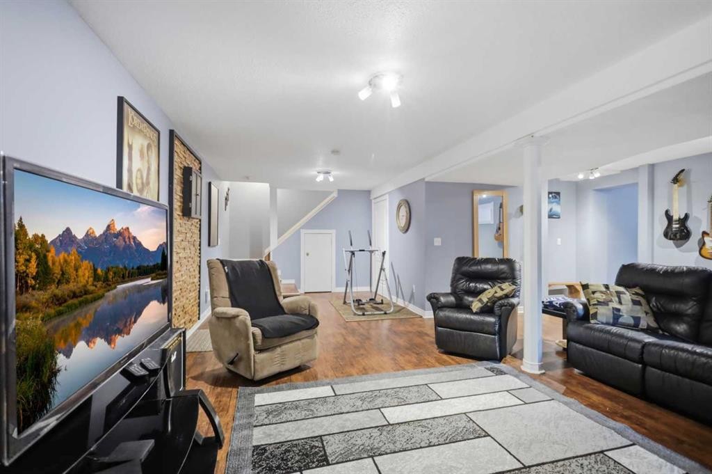 31 Willow Crescent, Lacombe, AB - Indoor Photo Showing Living Room
