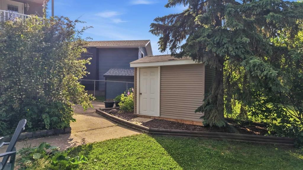 31 Willow Crescent, Lacombe, AB - Outdoor