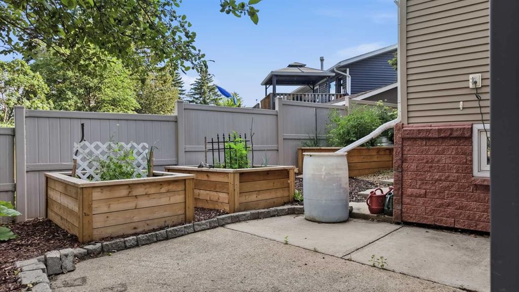 31 Willow Crescent, Lacombe, AB - Outdoor