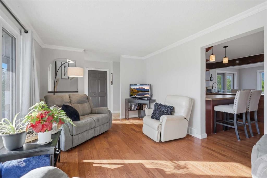 31 Willow Crescent, Lacombe, AB - Indoor Photo Showing Living Room