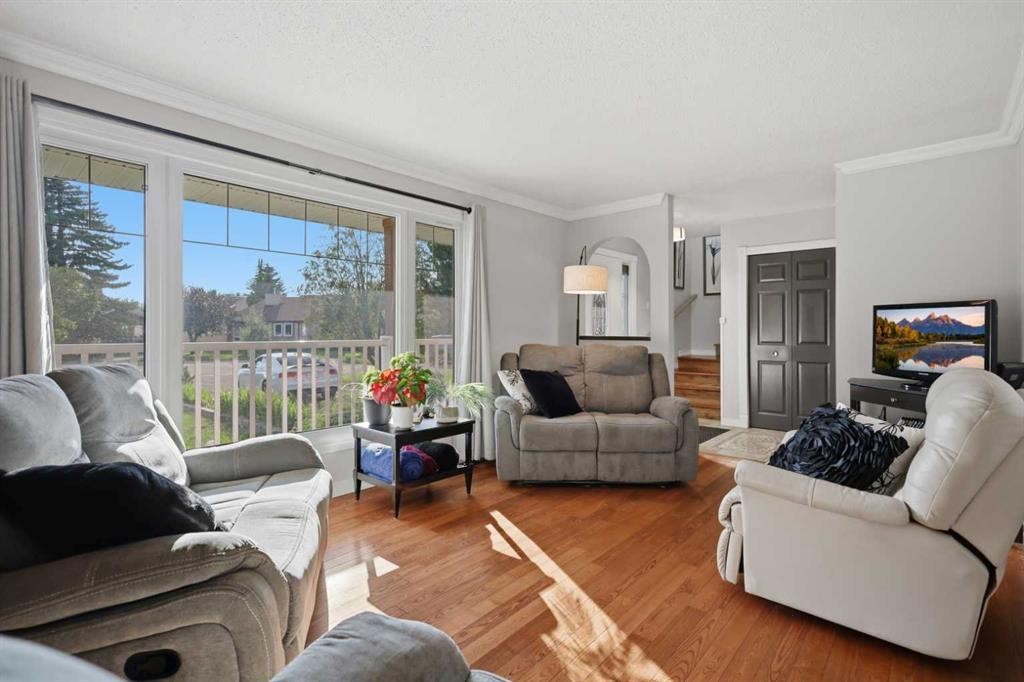 31 Willow Crescent, Lacombe, AB - Indoor Photo Showing Living Room