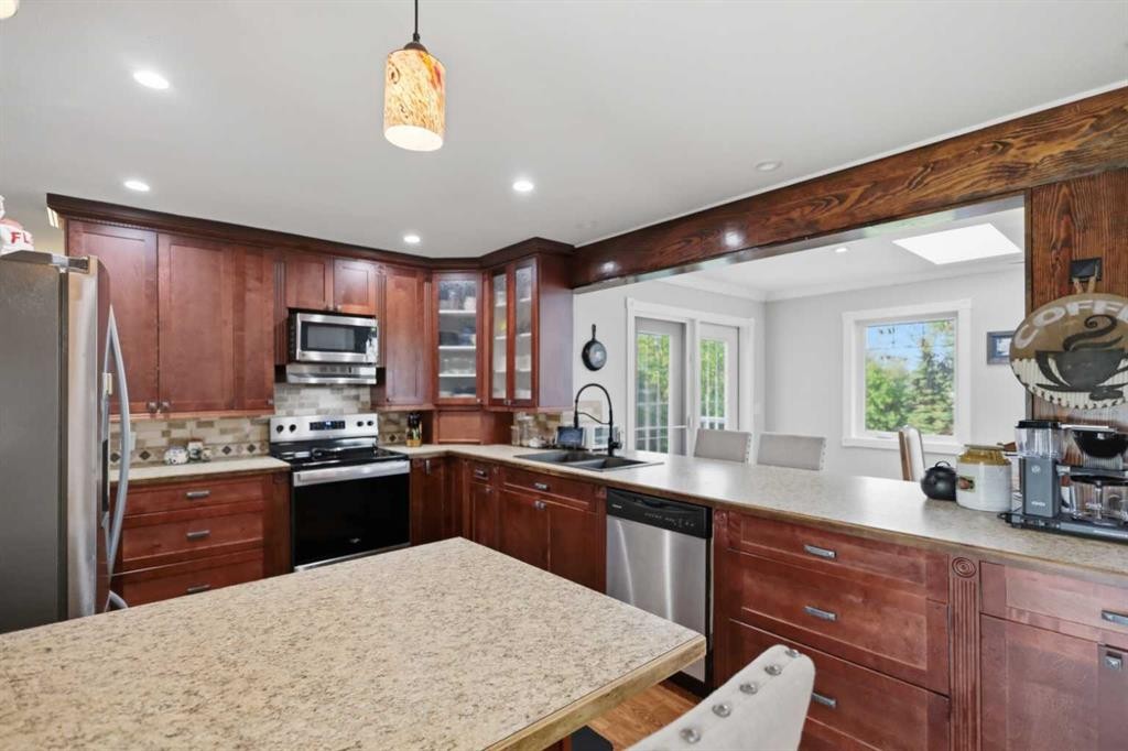 31 Willow Crescent, Lacombe, AB - Indoor Photo Showing Kitchen With Double Sink