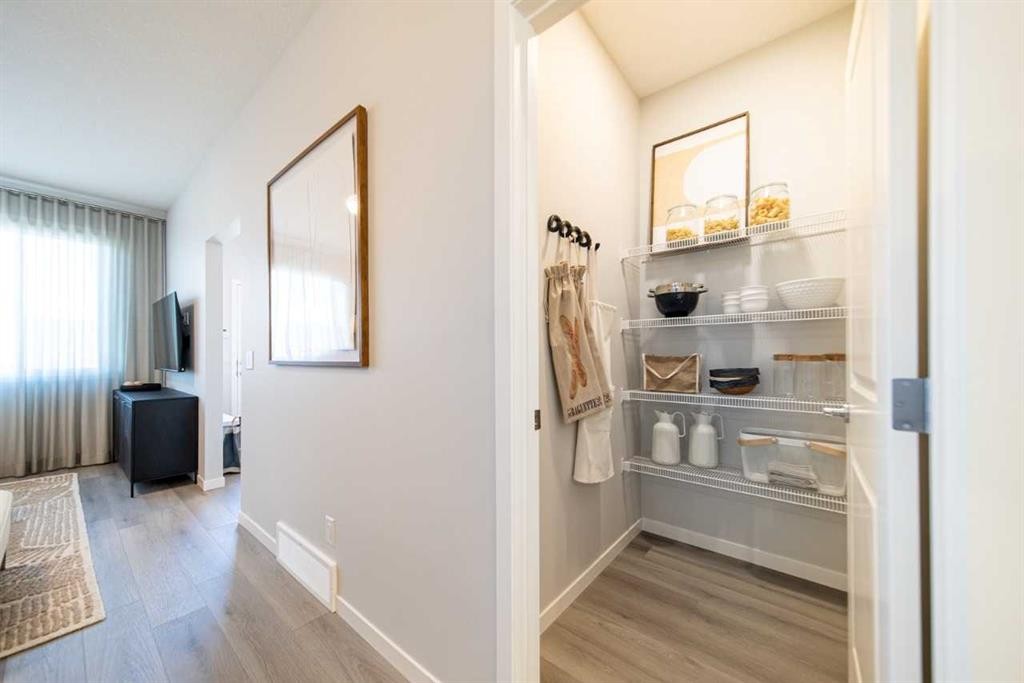 520 Tekarra Drive Nw, Calgary, AB - Indoor Photo Showing Other Room