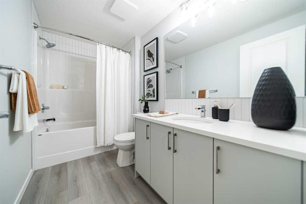 520 Tekarra Drive Nw, Calgary, AB - Indoor Photo Showing Bathroom
