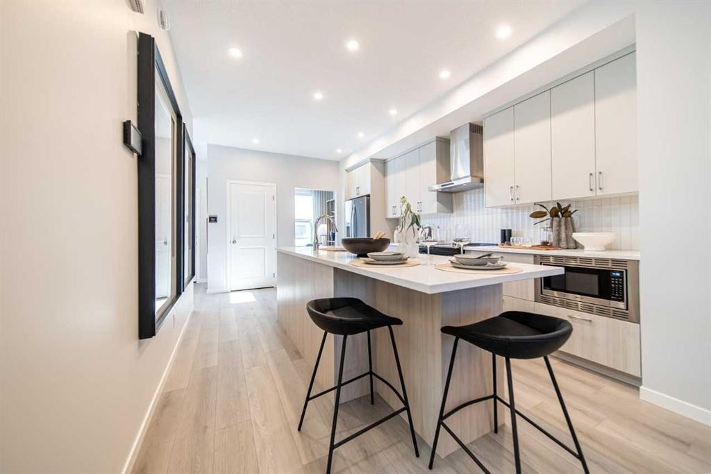520 Tekarra Drive Nw, Calgary, AB - Indoor Photo Showing Kitchen With Upgraded Kitchen