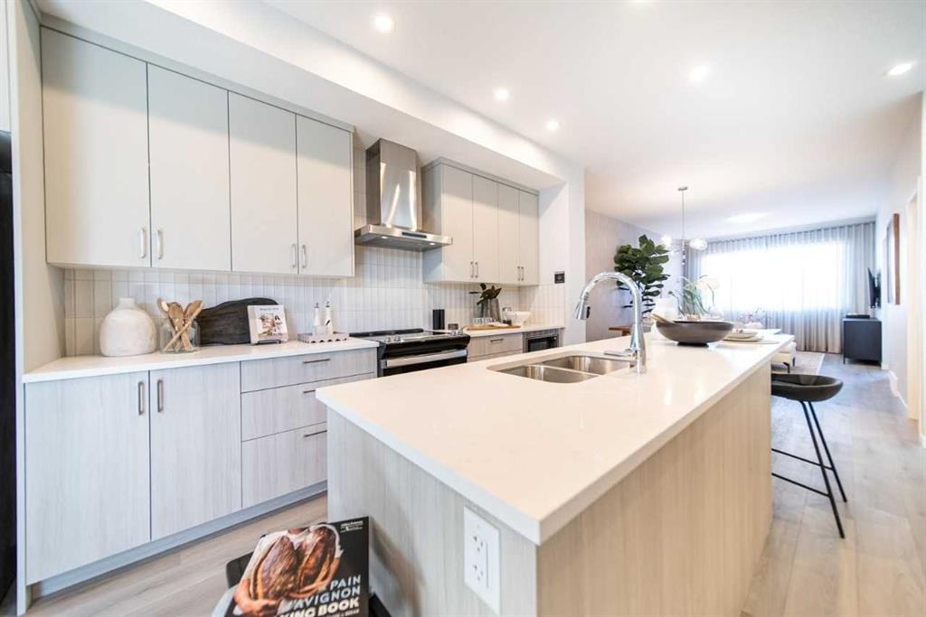 520 Tekarra Drive Nw, Calgary, AB - Indoor Photo Showing Kitchen With Double Sink With Upgraded Kitchen