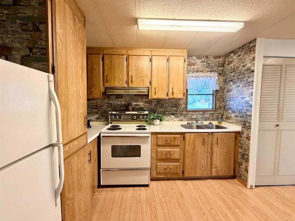 5039 51 Avenue, Caroline, AB - Indoor Photo Showing Kitchen With Double Sink