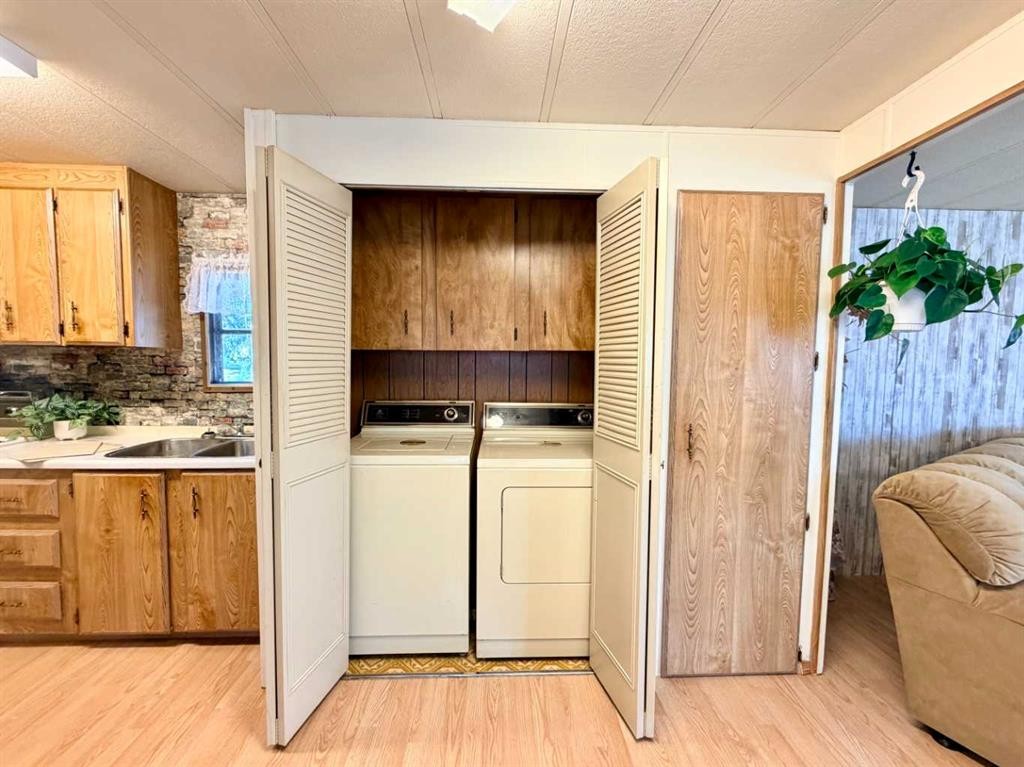 5039 51 Avenue, Caroline, AB - Indoor Photo Showing Laundry Room