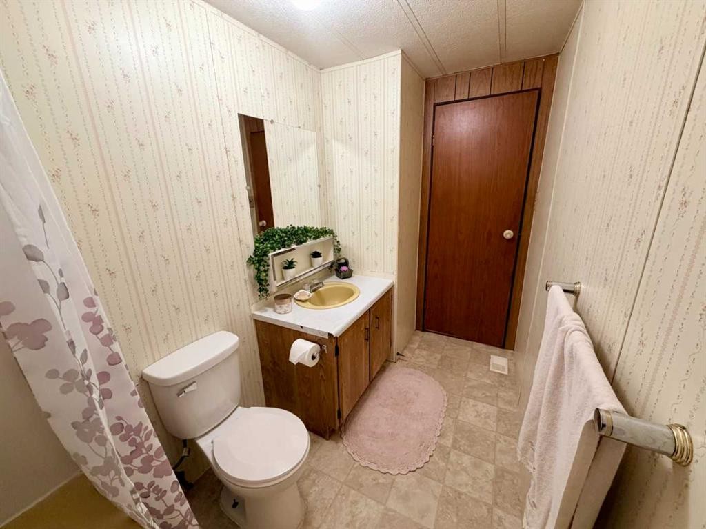 5039 51 Avenue, Caroline, AB - Indoor Photo Showing Bathroom