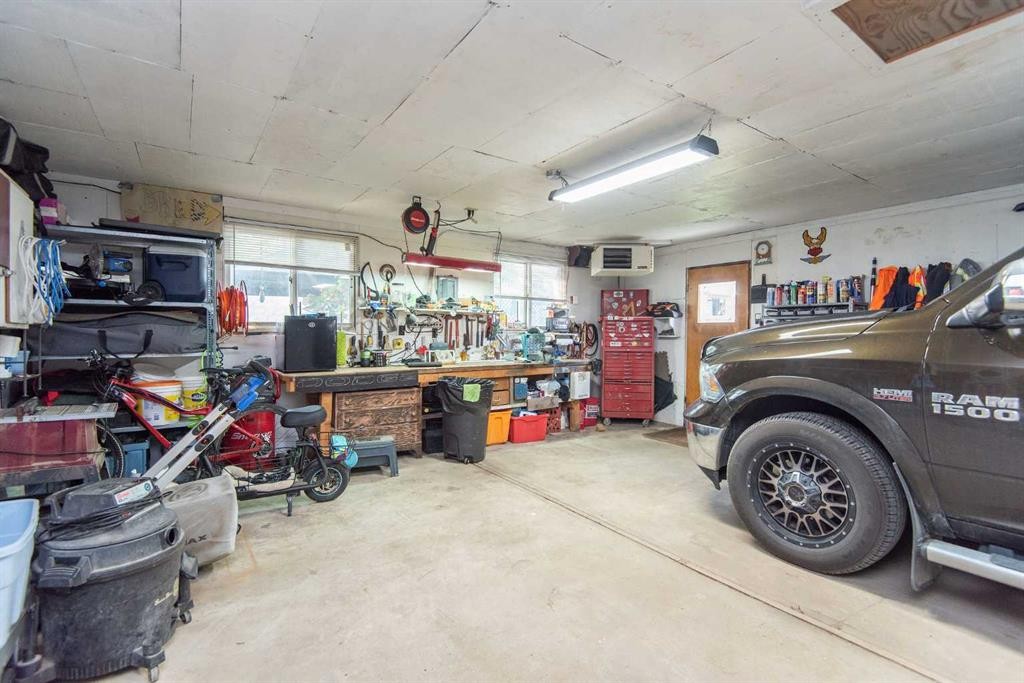 4606 51 Avenue, Bentley, AB - Indoor Photo Showing Garage