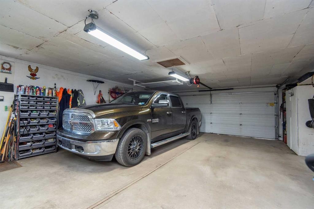 4606 51 Avenue, Bentley, AB - Indoor Photo Showing Garage