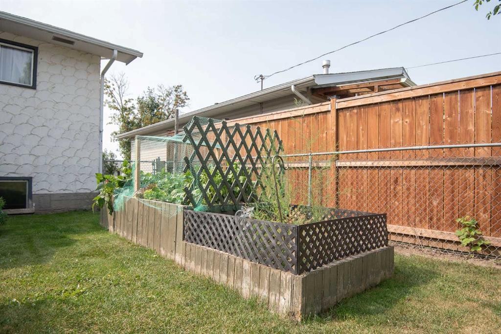 4606 51 Avenue, Bentley, AB - Outdoor With Exterior