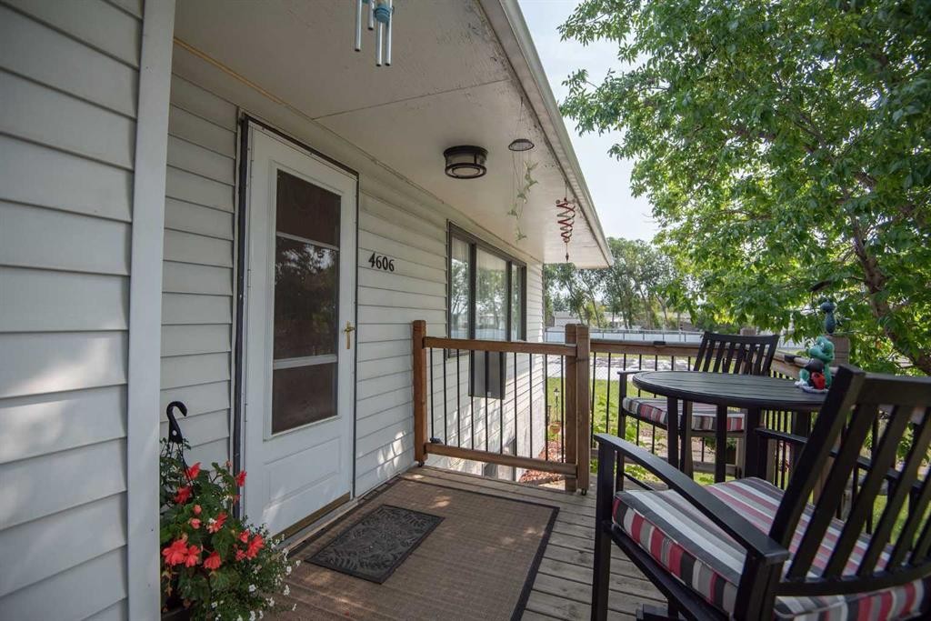 4606 51 Avenue, Bentley, AB - Outdoor With Exterior