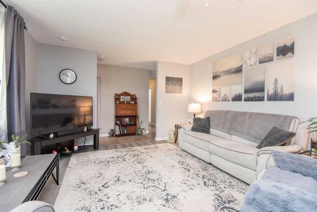 4606 51 Avenue, Bentley, AB - Indoor Photo Showing Living Room