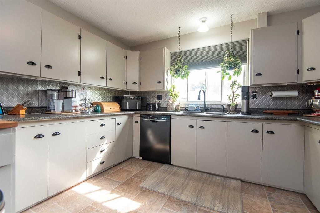 4606 51 Avenue, Bentley, AB - Indoor Photo Showing Kitchen