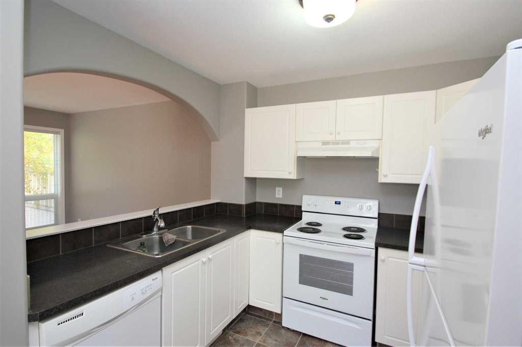52-73 Addington Drive, Red Deer, AB - Indoor Photo Showing Kitchen With Double Sink