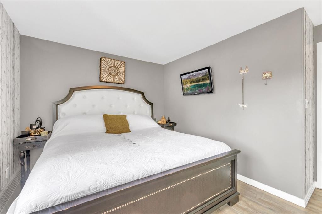 301-71 Cosgrove Crescent, Red Deer, AB - Indoor Photo Showing Bedroom